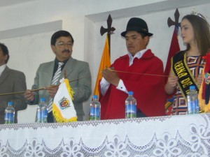 corte-de-cinta-de-onor-en-entrega-de-estudios-para-vias-gad-angamarca